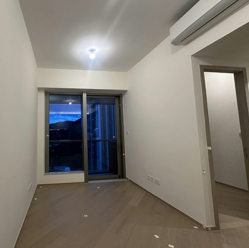 凱柏峰II Villa Garda II 睡房設有落地玻璃窗，室內鋪設木地板並裝有冷氣機，俯瞰城市與山景。