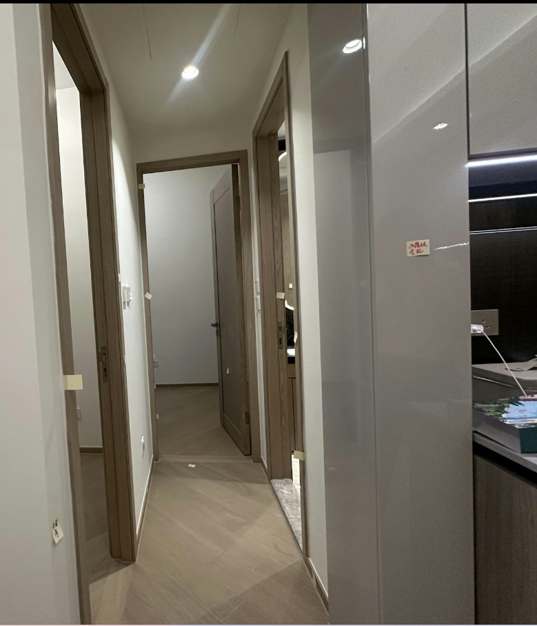 凱柏峰II Villa Garda II 室內走廊連接多間房間，採用木地板與嵌入式射燈照明。