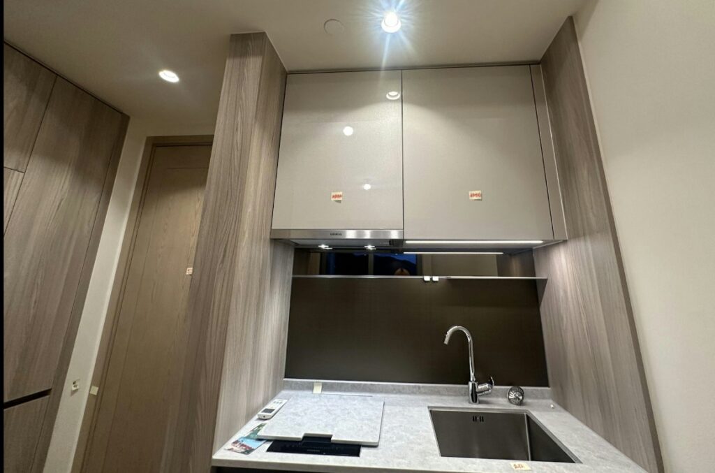 凱柏峰II Villa Garda II 現代化廚房設有洗滌盆、儲物櫃與 SIEMENS 抽油煙機。
