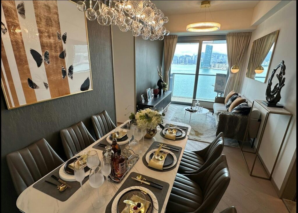 維港‧灣畔第1B期 Victoria Voyage Phase 1B 豪華飯廳連客廳空間，長型餐桌配八張皮椅，坐擁無敵海景及高級裝飾燈飾。