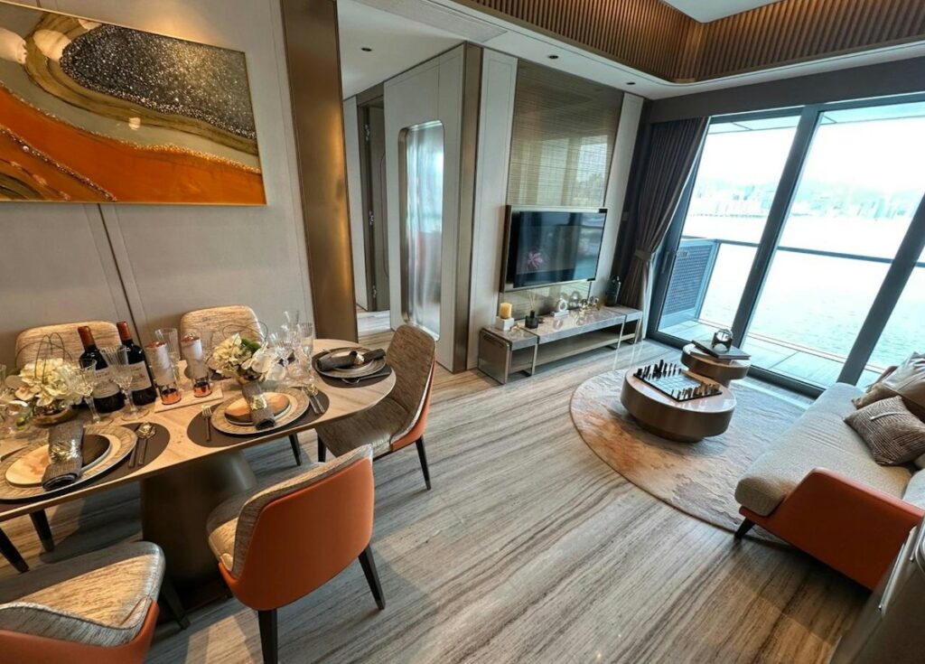 維港‧灣畔第1B期 Victoria Voyage Phase 1B 開放式客飯廳設計，採用統一木紋地板，視野開揚直望維多利亞港。