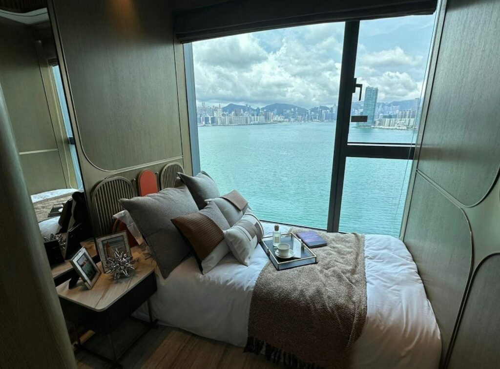 維港‧灣畔第1B期 Victoria Voyage Phase 1B 睡房設落地玻璃窗，享有無遮擋海景景觀，佈置溫馨舒適。