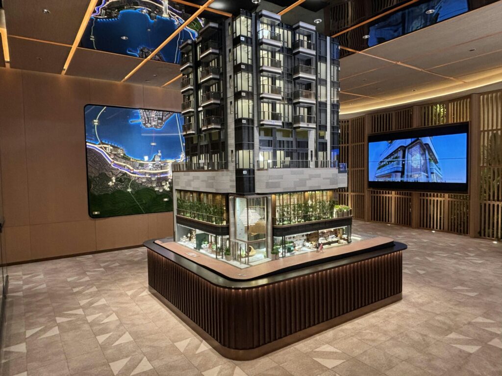 Woodis 建築模型展示：展出整體外觀比例模型，細節包括玻璃幕牆與陽台設計。