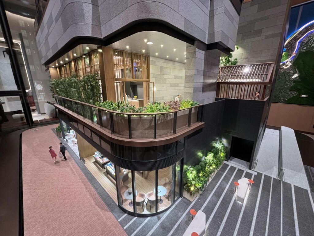 Woodis 商場及平台花園模型：展示低層商舖及綠化平台設計，體現社區式生活空間。