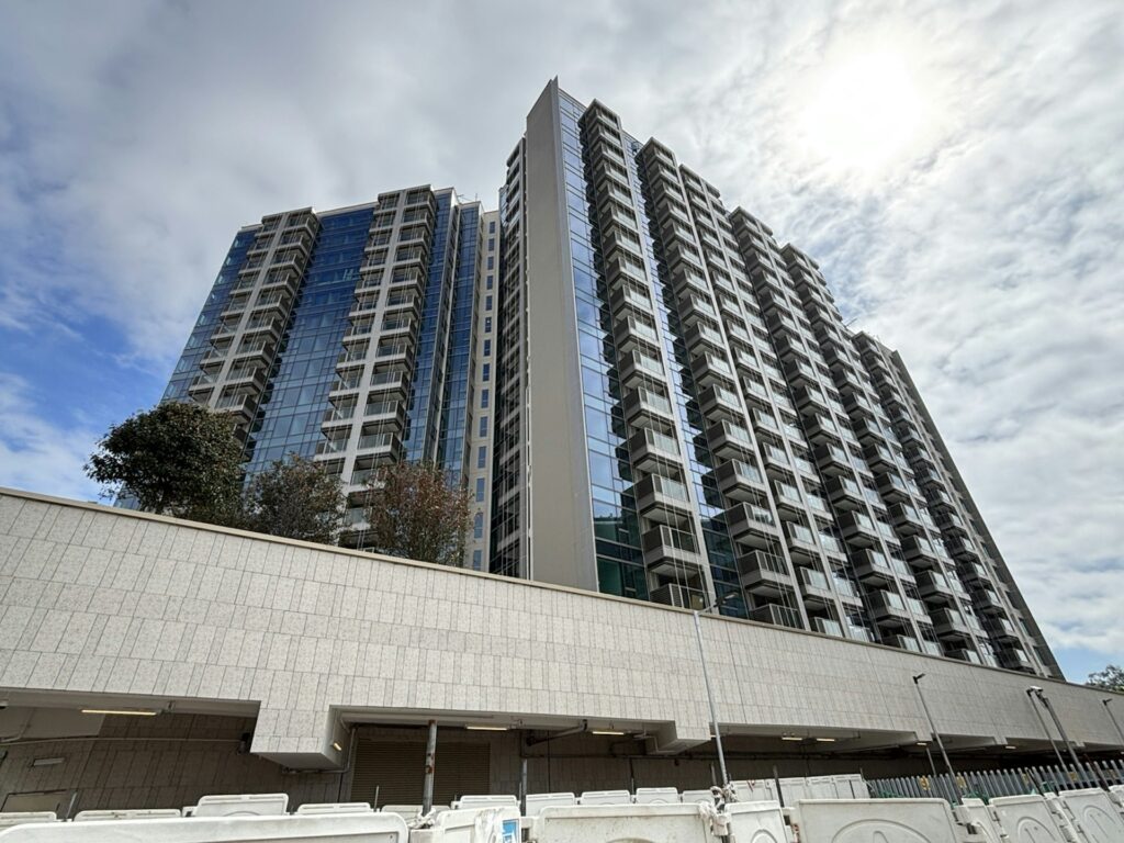 柏瓏 III 現代玻璃外牆住宅大樓外觀，藍天白雲背景