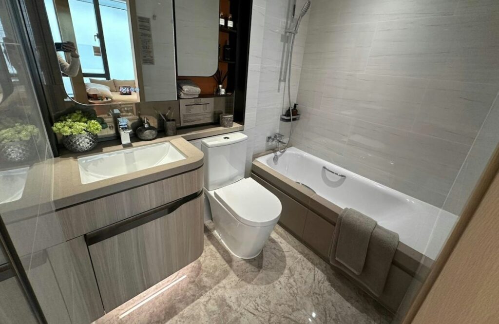 海瑅灣I La Mirabelle I 示範單位浴室設計 配浴缸與酒店式洗手盆衛浴空間