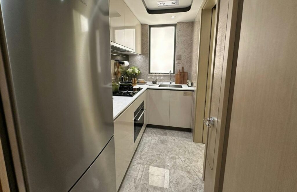 海瑅灣I La Mirabelle I 示範單位現代廚房設計 配備嵌入式廚電與簡約廚櫃