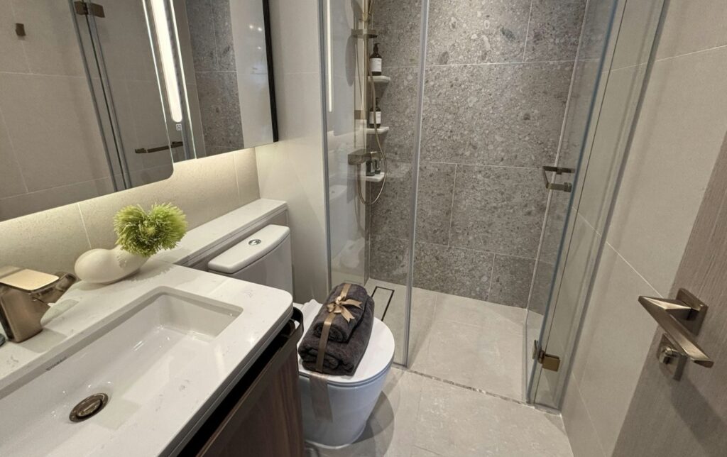 啟德海灣2 Kt Marina 2 現代浴室設計，玻璃淋浴間、簡約洗手台與整潔明亮空間