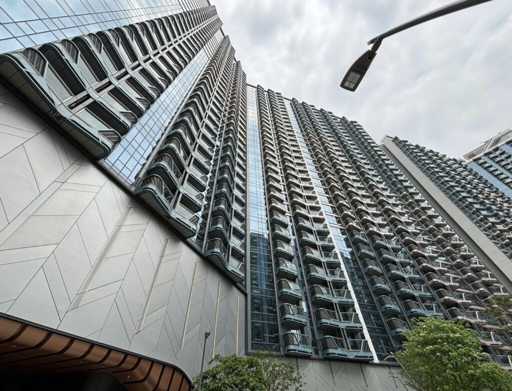 啟德海灣2 Kt Marina 2 高層住宅外觀，時尚建築設計配多層露台與現代都市風格