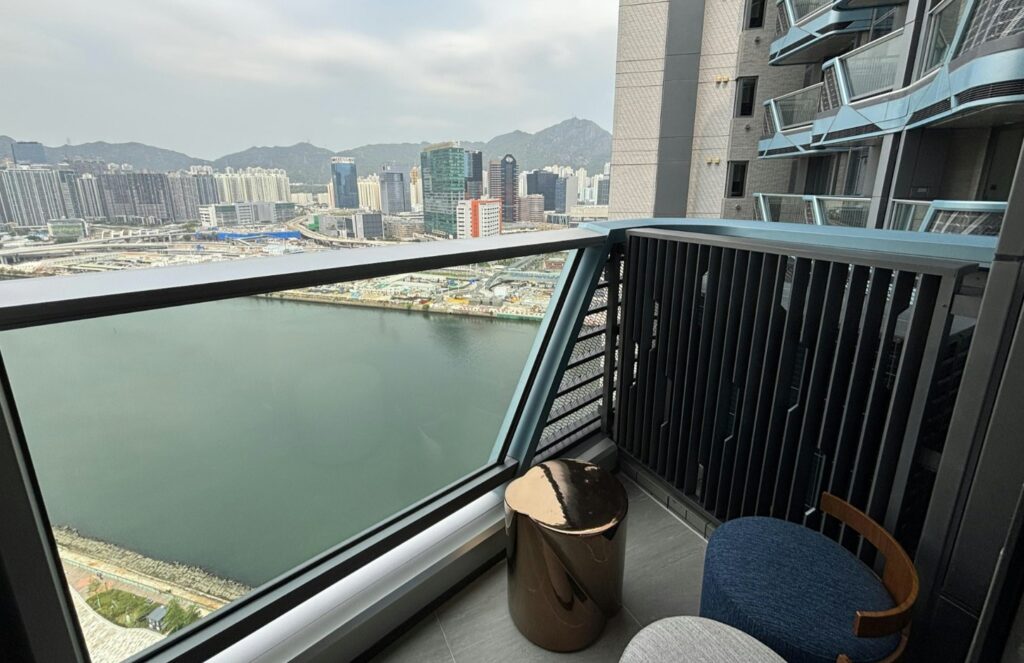 啟德海灣2 Kt Marina 2 私人露台景觀，俯瞰海濱與城市景色，設有休閒座椅空間