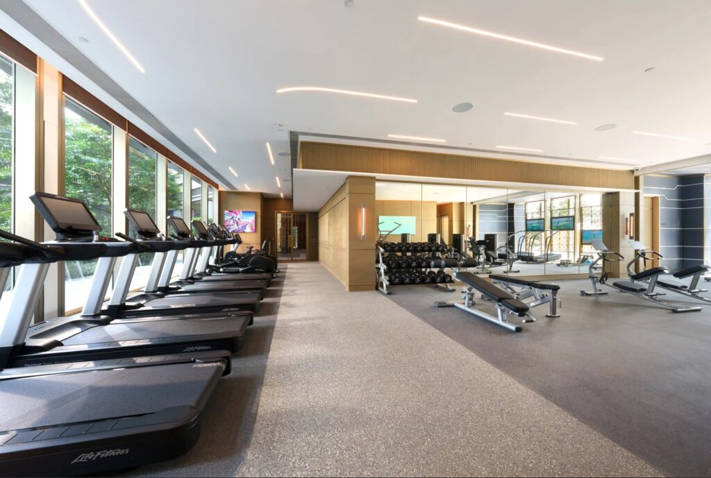 Miami Quay II 豪華健身室設施，配備跑步機、重量訓練區及落地玻璃自然採光