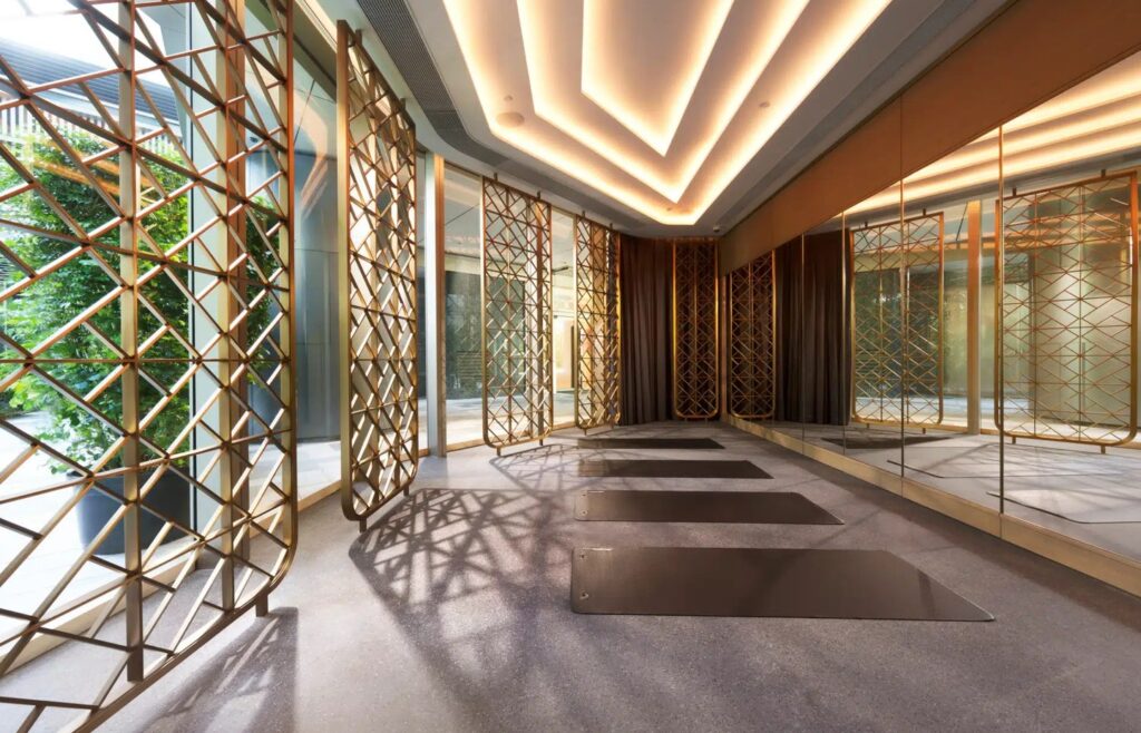 Miami Quay II 瑜伽室設計，落地玻璃配自然光及寧靜運動空間