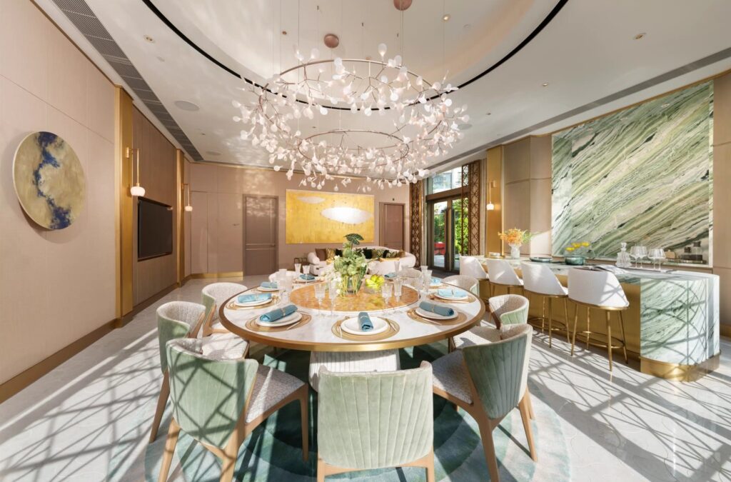 Miami Quay II 高級會所宴會廳，圓形餐桌配水晶吊燈及典雅室內設計