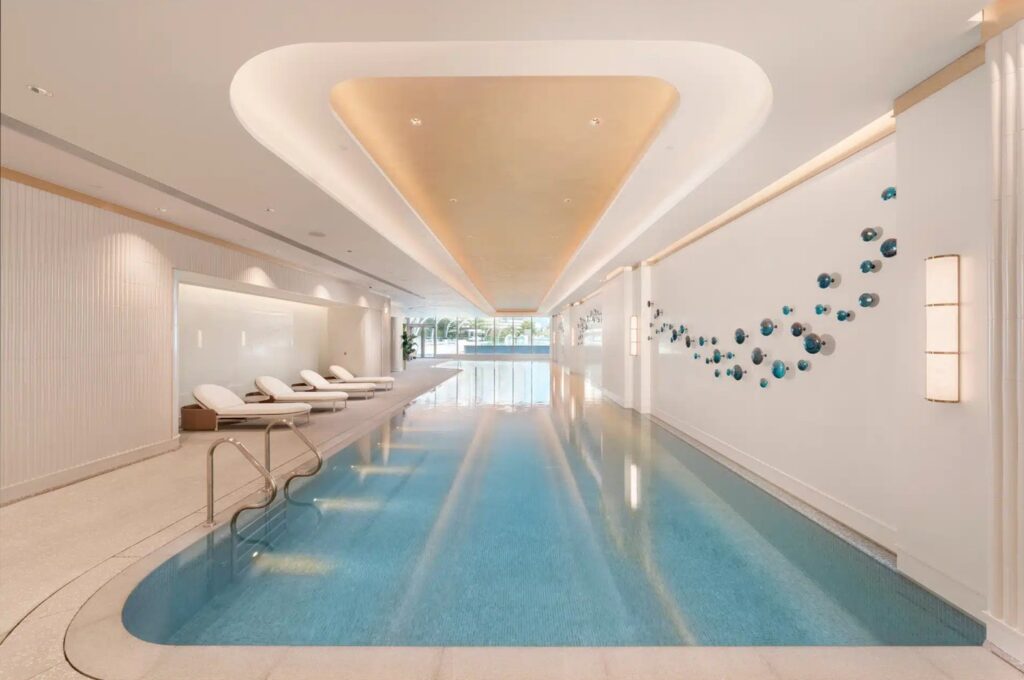 Miami Quay II 室內泳池設施，配備休閒躺椅及明亮舒適環境