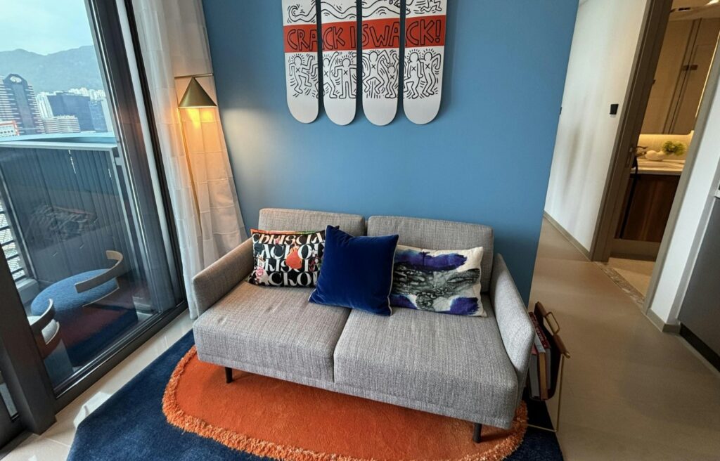 啟德海灣2 Kt Marina 2 客廳設計，藍色主題牆配梳化與藝術裝飾，連接露台自然採光充足