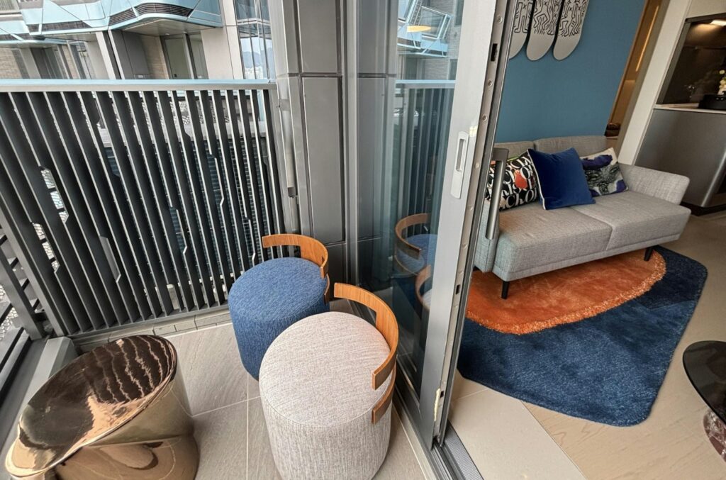 啟德海灣2 Kt Marina 2 露台與客廳相連設計，設有時尚座椅及落地玻璃門，空間通透明亮