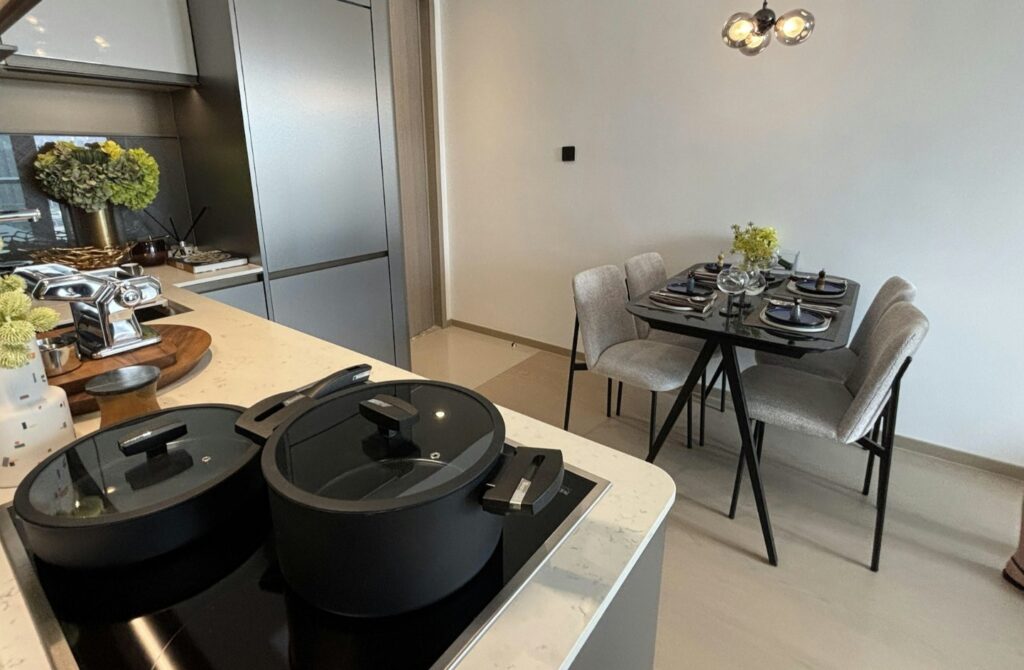 啟德海灣2 Kt Marina 2 開放式廚房與飯廳設計，配備現代廚具及簡約餐桌，營造溫馨用餐空間