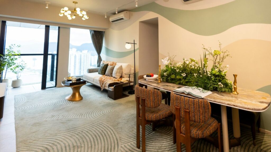 柏傲莊III THE PAVILIA FARM III 現代客廳設計，連接露台景觀，配備時尚沙發與城市天際線景致