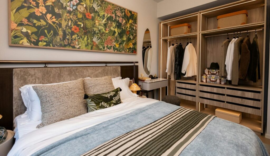 柏傲莊III THE PAVILIA FARM III 溫馨睡房設計，設有入牆衣櫃、藝術掛畫及柔和色調寢具