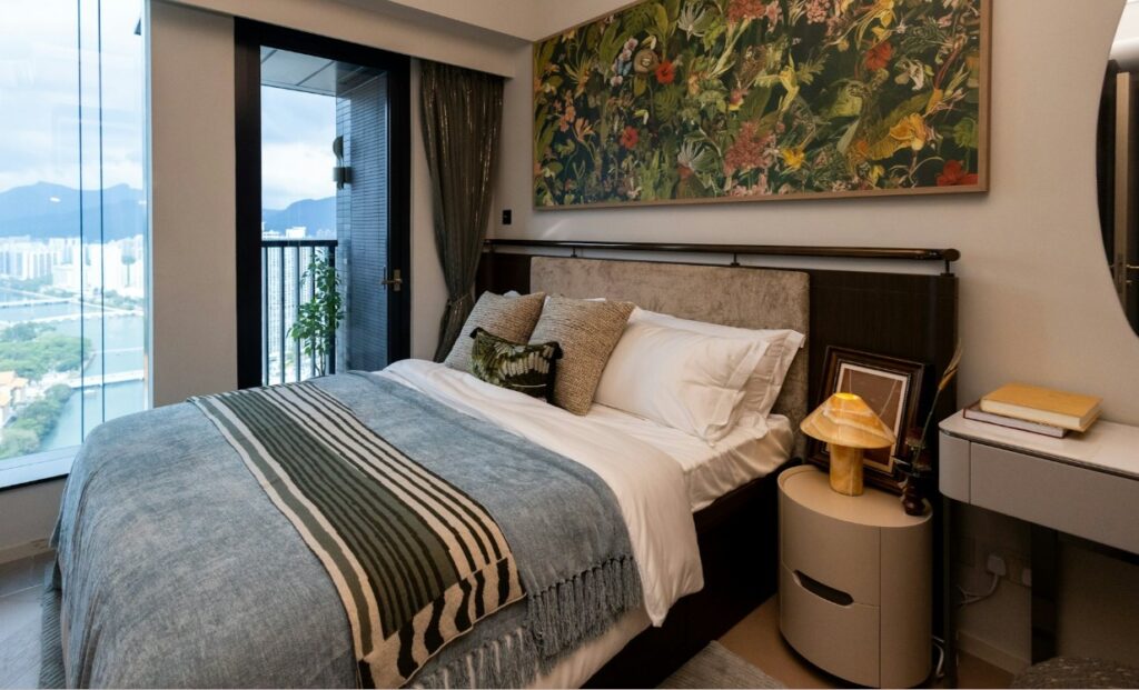 柏傲莊III THE PAVILIA FARM III 主人房空間，配備大窗戶、露台景觀及雅緻床頭佈置