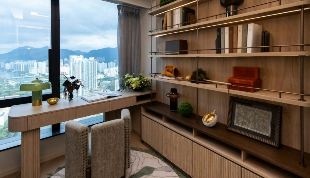 柏傲莊III THE PAVILIA FARM III 書房工作區，木質層架設計結合書桌及開揚城市景觀