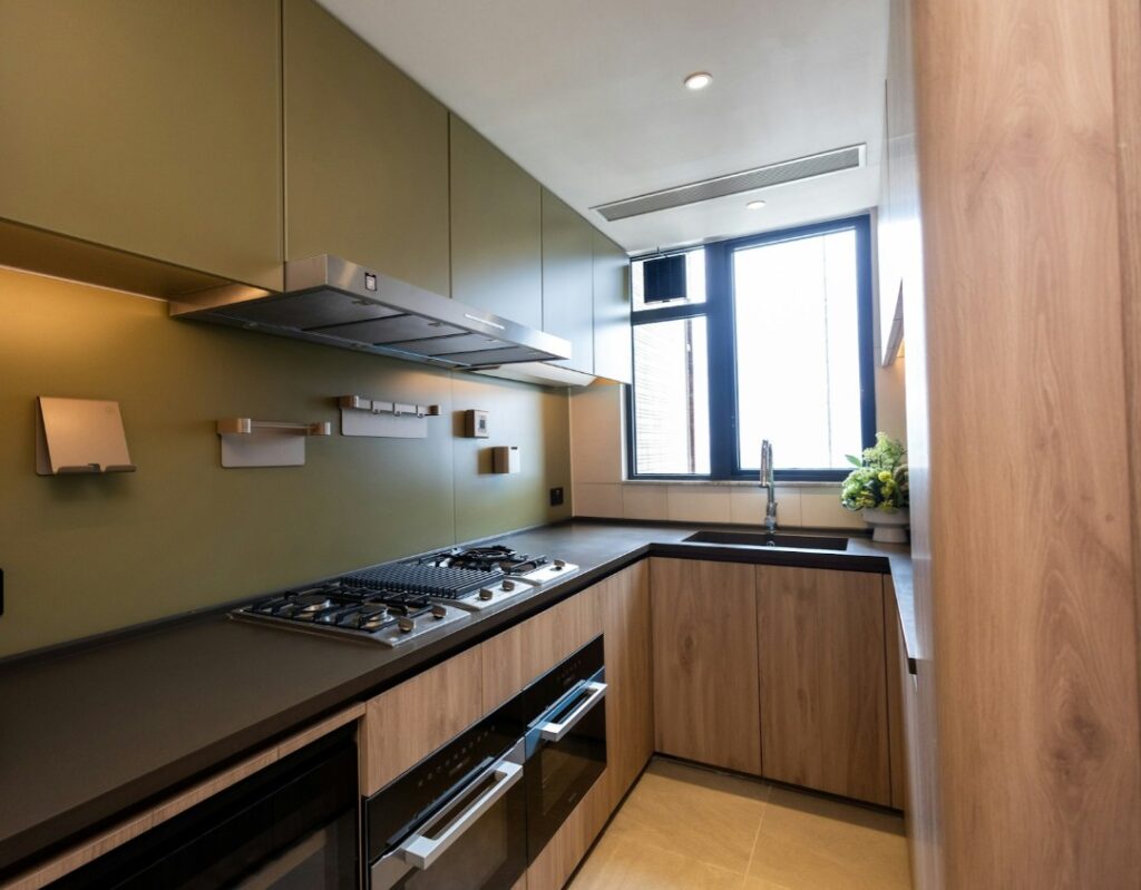 柏傲莊III THE PAVILIA FARM III 現代廚房設計，配備嵌入式電器、簡約櫥櫃及實用空間布局