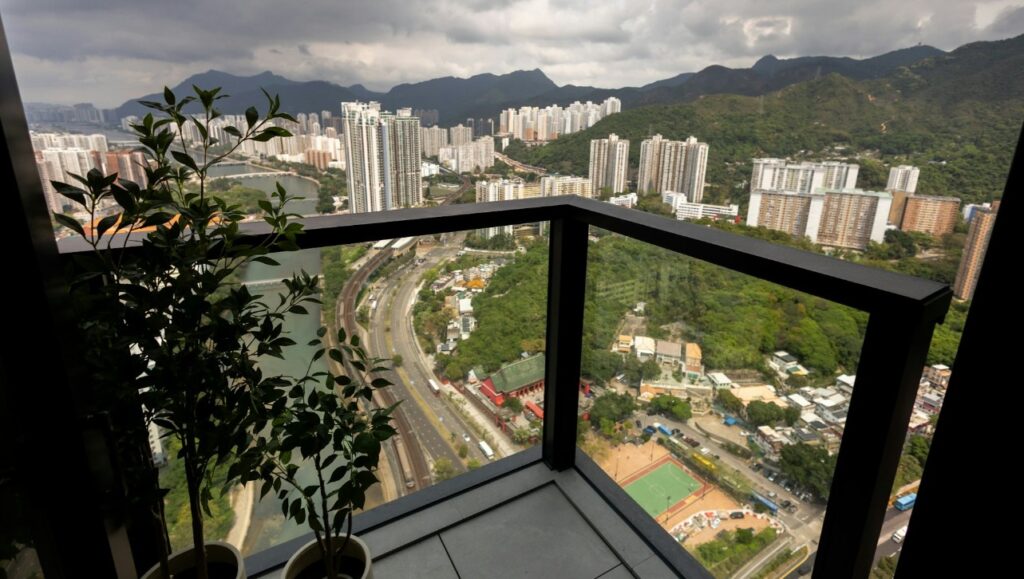 柏傲莊III THE PAVILIA FARM III 露台景觀，俯瞰城市樓景、綠化環境及開揚視野