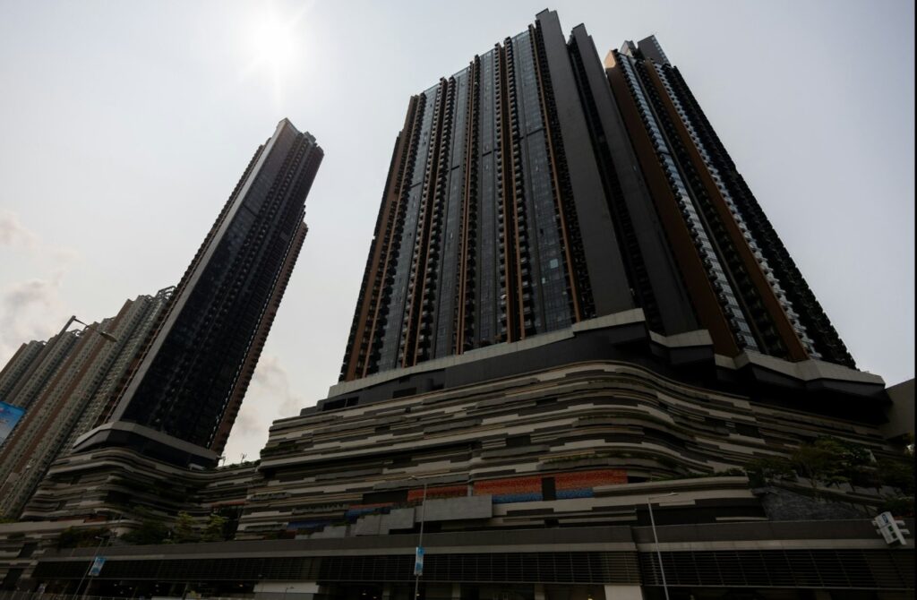 柏傲莊III THE PAVILIA FARM III 住宅外觀，現代高樓建築設計及大型基座結構