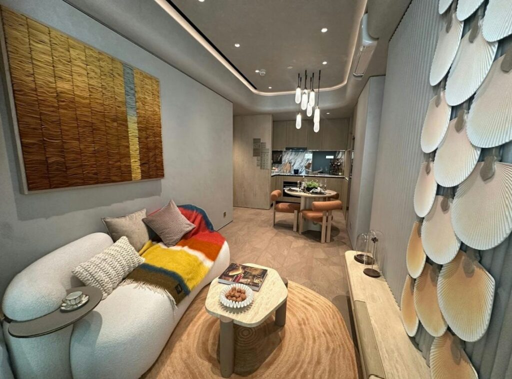 叡璟I The Sterling I 示範單位客飯廳設計,配以弧形梳化、圓形地氈及開放式飯廳空間