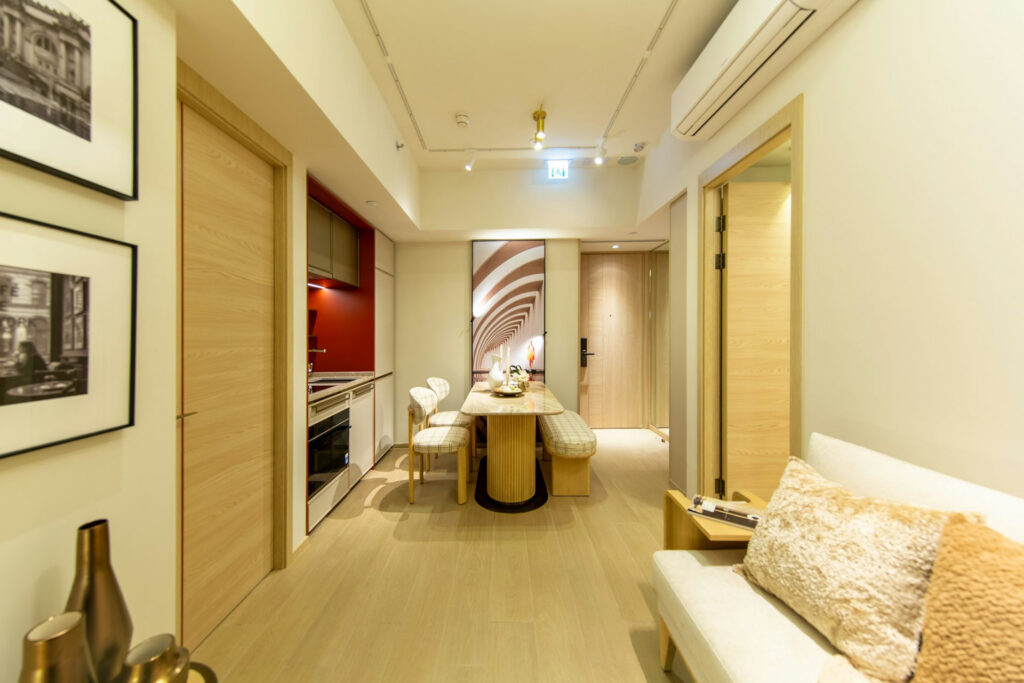 皇璇 State Residence 示範單位客飯廳全景，展示開放式廚房、餐區及客廳佈局
