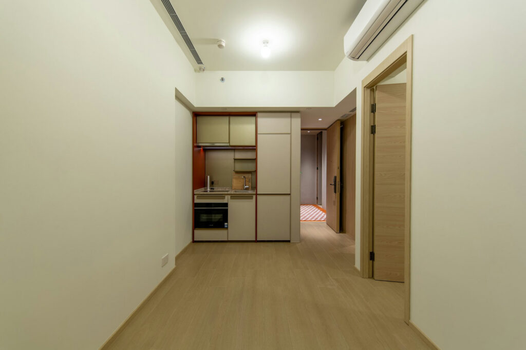皇璇 State Residence 示範單位交樓標準室內空間，展示開放式廚房及木系裝潢